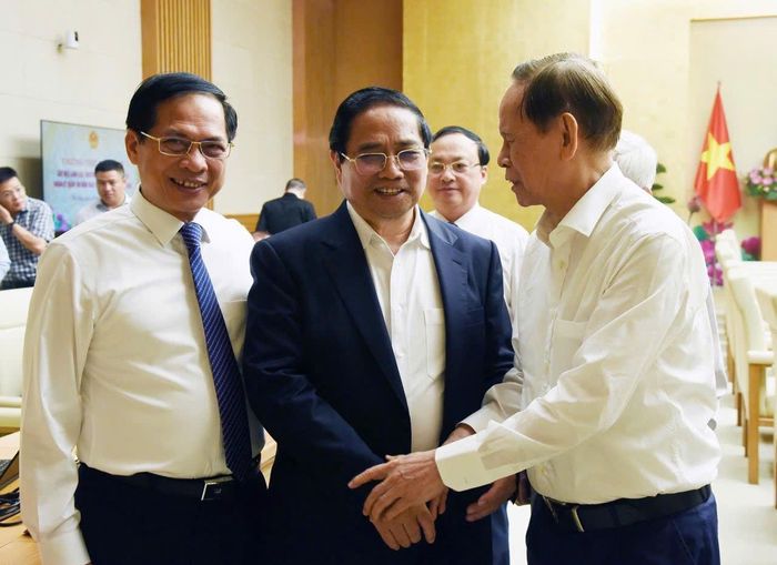 Thủ tướng Chính phủ Phạm Minh Chính, Phó Thủ tướng Chính phủ Bùi Thanh Sơn cùng nhà báo Hồng Vinh tại buổi gặp mặt các nhà báo nhân 100 năm Báo chí Cách mạng Việt Nam.