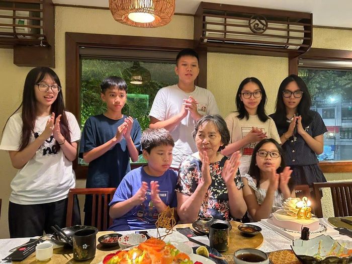 Các cháu mừng sinh nhật ông- Nhà báo Hồng Vinh.
