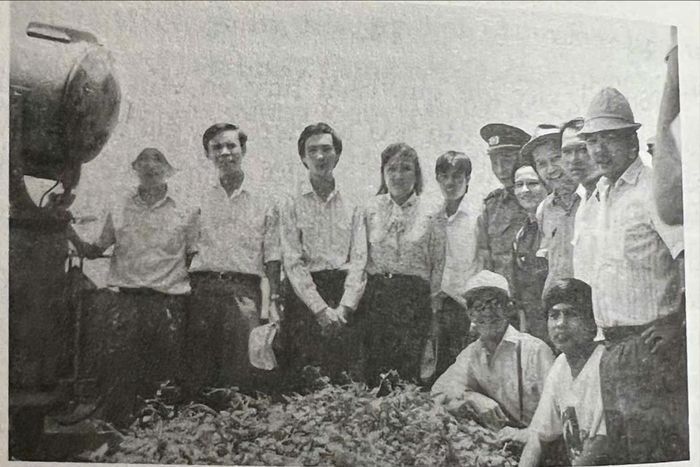 Nhà báo Hồng Vinh cùng Đoàn cán bộ thăm vườn rau xanh do các chiến sĩ tự trồng trên đảo Trường Sa lớn ( 1993).