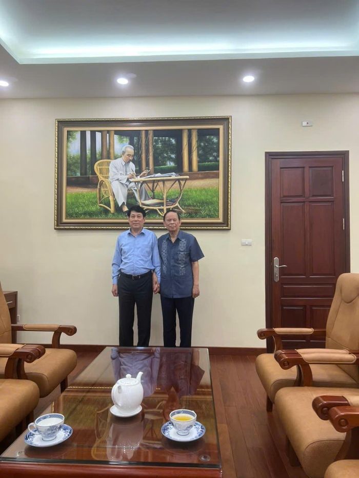 Nhà báo Hồng Vinh chụp ảnh kỷ niệm với Chủ tịch nước Lương Cường.