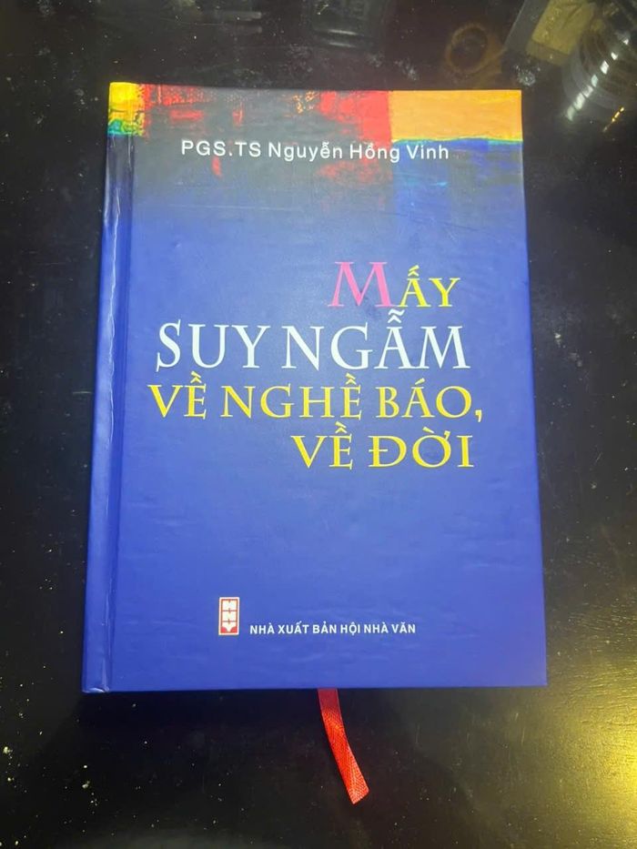 Bìa sách của Nhà báo Nguyễn Hồng Vinh