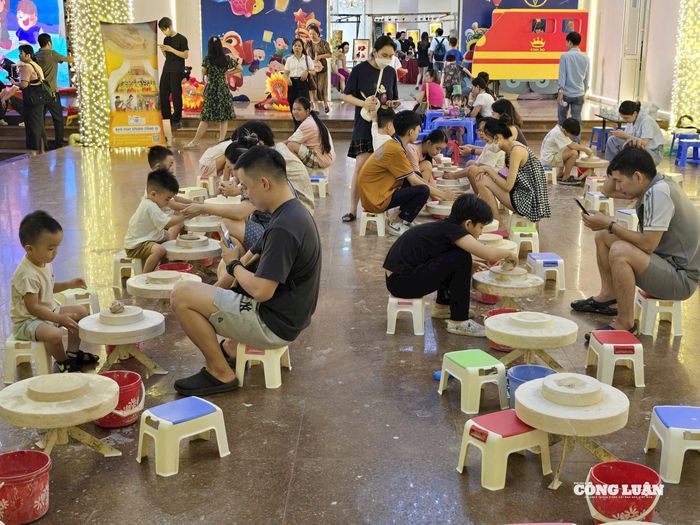 Hoạt động trải nghiệm làm gốm tại lễ hội. Ảnh: Hoài Phương