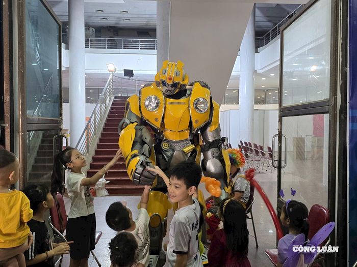 Nhiều em tỏ ra thích thú với robot tại lễ hội. Ảnh: Hoài Phương