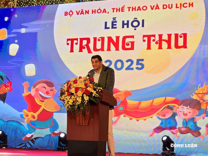 Đại diện nhà tài trợ - ông Sameer Yadav, Giám đốc Marketing Công ty Mondelez Kinh Đô Việt Nam - phát biểu. Ảnh: Hoài Phương