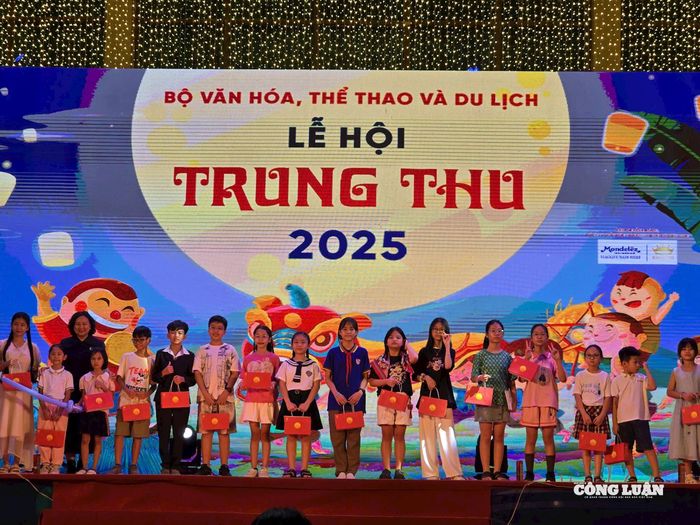 50 suất quà đã được trao trong lễ khai mạc Lễ hội Trung thu 2025. Ảnh: Hoài Phương