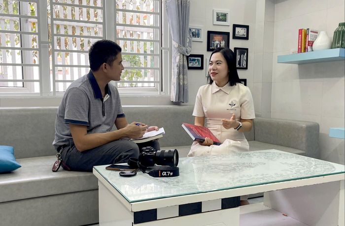 Tiến sĩ Trần Hằng Ly - Khoa Tâm lý - Giáo dục, Trường Sư phạm, Trường Đại học Vinh trao đổi với P.V. Ảnh: Tiến Đông