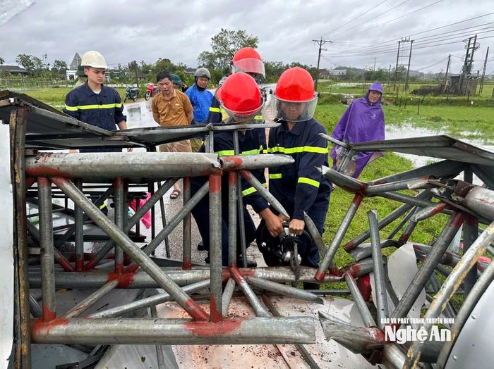 Tháo dỡ cổng chào bị gãy sập, giải phóng các điểm ách tắc để đảm bảo an toàn và lưu thông. Ảnh: CNCH