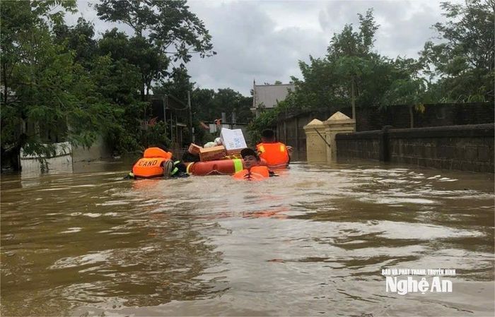 Cùng với đó, hỗ trợ nhu yếu phẩm thiết yếu cho các khu vực đang bị cô lập vì nước lũ dâng cao. Ảnh: CNCH