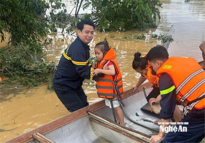 Với họ, kịp thời hỗ trợ người dân ra khỏi vùng nguy hiểm, đảm bảo an toàn là một niềm hạnh phúc. Mỗi mái nhà được giữ lại là một động lực tiếp thêm sức mạnh. Bởi vậy, trong mọi hoàn cảnh cam go nhất, lực lượng Cảnh sát PCCC và CNCH, Công an tỉnh Nghệ An vẫn luôn là điểm tựa vững vàng của người dân không chỉ trong bão lũ mà cả trong cuộc sống thường ngày. Ảnh: CNCH