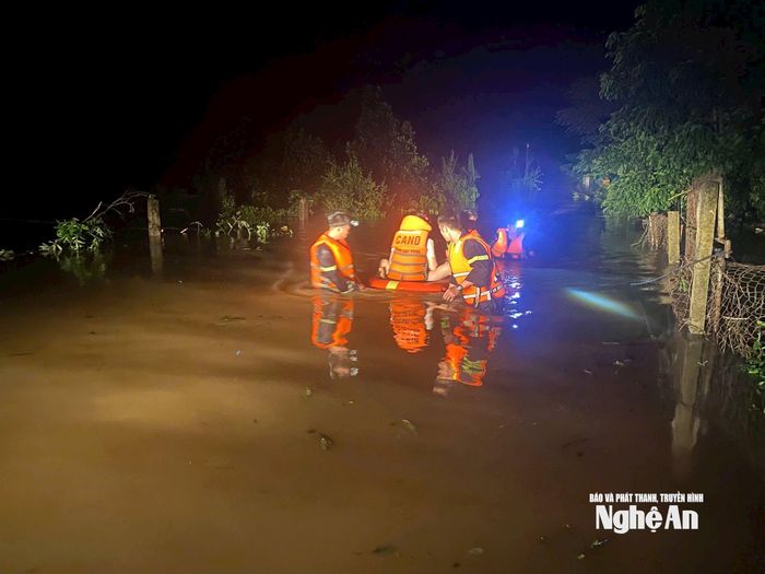 Trước đó, trong thời khắc nguy hiểm nhất - giữa tâm bão, họ đã cứu hộ hàng chục người dân bị mắc kẹt trong vùng ngập nặng, sơ tán khẩn cấp những gia đình có nhà bị sập, đưa người bị thương đến bệnh viện kịp thời, góp phần không nhỏ vào việc giảm thiểu thiệt hại về người và tài sản. Ảnh: CNCH