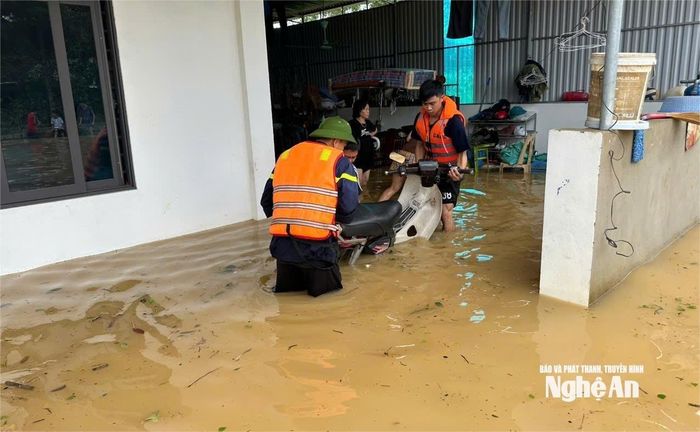 Lực lượng Cảnh sát PCCC và CNCH cũng kịp thời giúp người dân di dời tài sản đến nơi an toàn. Ảnh: CNCH