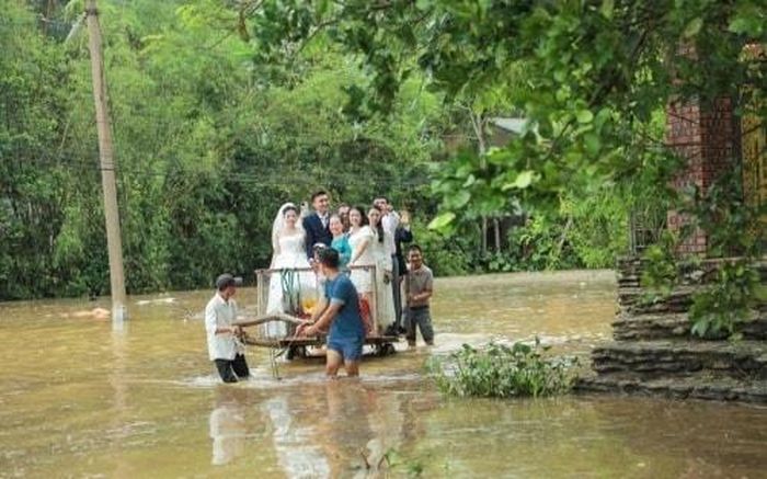 Lễ rước dâu độc đáo của cô dâu Phạm Thị Trang và chú rể Đậu Trung Đức ở xã Bích Hào.