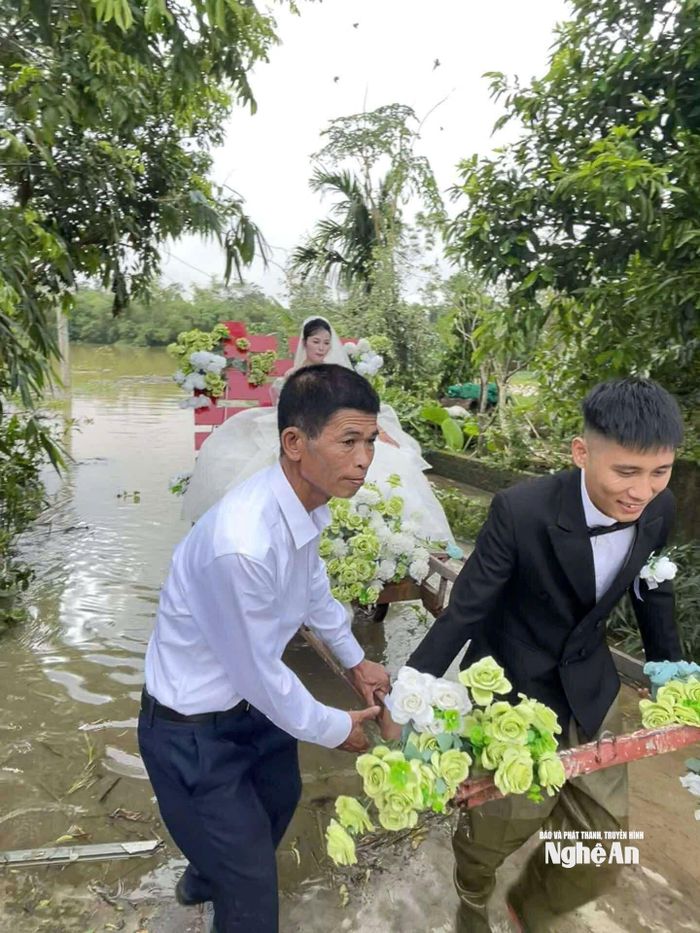 Với sự giúp đỡ của mọi người, lễ xin dâu, rước dâu qua vùng lũ diễn ra an toàn. Ảnh: Hưng Hoàn.