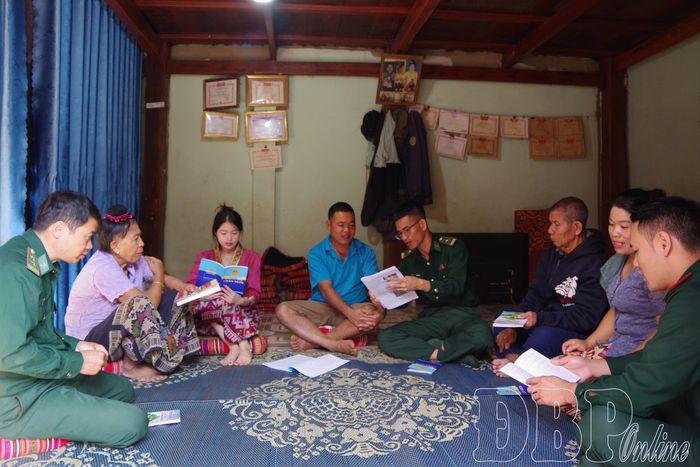 Bộ đội Biên phòng tuyên truyền, phổ biến pháp luật tới người dân xã Thanh Yên.