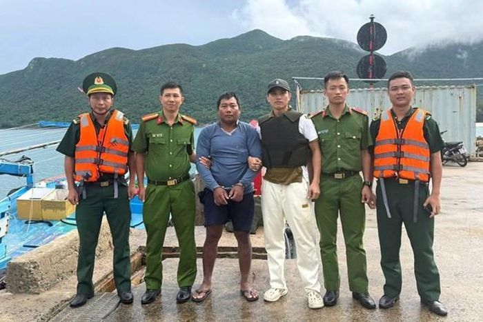  Đối tượng Trần Văn Phúc (thứ 3 từ trái qua) bị bắt giữ khi đang lẩn trốn trên tàu đánh cá. Ảnh: ĐVCC 