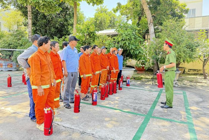 Tập huấn và truyền đạt kỹ năng phòng cháy, chữa cháy cho nhân viên Ban quản lý công trình công cộng La Gi