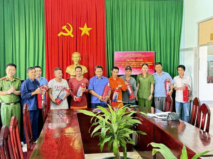 Đội Cảnh sát PCCC &amp; CNCH khu vực 8 và Công an phường La Gi đã trao tặng bình cho cán bộ, công nhân viên thu gom rác của Ban quản lý công trình công cộng La Gi