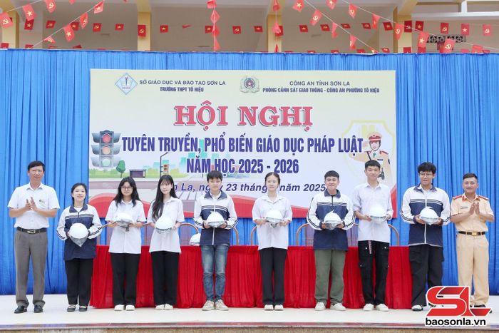 Phòng Cảnh sát giao thông, Công an tỉnh tặng mũ bảo hiểm cho học sinh Trường THPT Tô Hiệu.Ảnh: Phan Thảo
