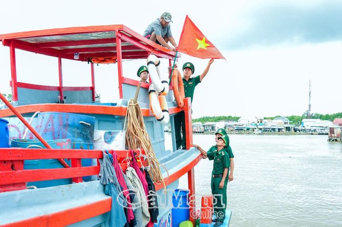 Ngoài tuyên truyền pháp luật, các đơn vị trực thuộc BĐBP tỉnh còn hướng dẫn ngư dân thay cờ Tổ quốc cho tàu cá và chấp hành nghiêm pháp luật khi tham gia đánh bắt trên biển.
