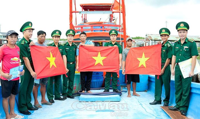  Đồn Biên phòng Đất Mũi tuyên truyền chống khái thác IUU và tặng cờ Tổ quốc để ngư dân bám biển, khai thác hải sản và khẳng định chủ quyền trên biển.
