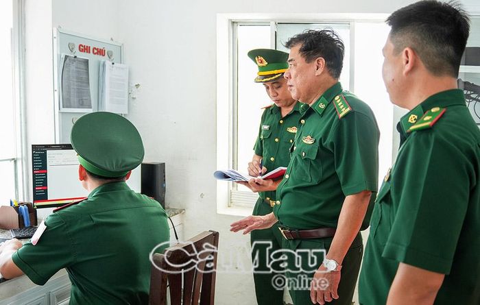  Đại tá Hà Văn Thanh, Chỉ huy trưởng BĐBP tỉnh kiểm tra hệ thống giám sát tàu cá chống khai thác IUU tại Trạm Kiểm soát Biên phòng Sông Đốc (Đồn Biên phòng Sông Đốc).