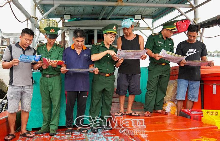 Đồn Biên phòng Rạch Gốc tuyên truyền cho ngư dân chấp hành nghiêm pháp luật trước khi ra khơi đánh bắt.