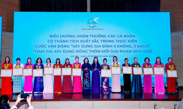 Phó Chủ tịch Hội Liên hiệp phụ nữ Việt Nam Nguyễn Thị Thu Hiền và Thẩm phán Tòa án nhân dân Tối cao Lương Ngọc Trâm trao Bằng khen cho các tập thể tiêu biểu trong thực hiện Cuộc vận động "Xây dựng gia đình 5 không, 3 sạch" xây dựng nông thôn mới. Ảnh: Thu Hà