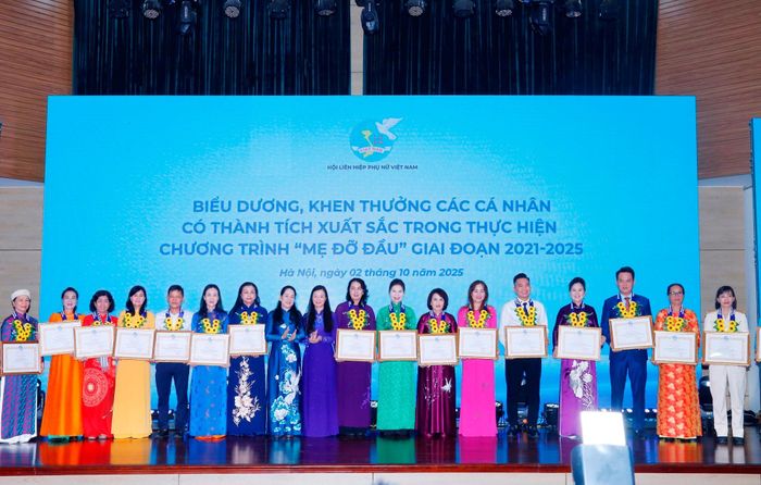 Lãnh đạo Trung ương Hội Liên hiệp phụ nữ Việt Nam trao Bằng khen cho các tập thể tiêu biểu trong thực hiện Chương trình Mẹ đỡ đầu. Ảnh: Thu Hà