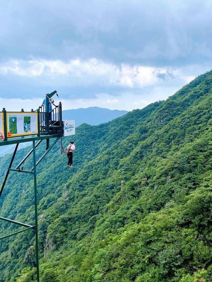  Tại thảo nguyên Vân Thượng, trò nhảy bungee chậm sử dụng công nghệ hạ cánh bằng điện, giúp người chơi từ từ đáp xuống đất thay vì rơi tự do. Ảnh: HK01. 