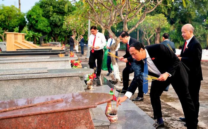 Các đại biểu dâng hương tại nghĩa trang liệt sĩ tỉnh An Giang. Ảnh CTV