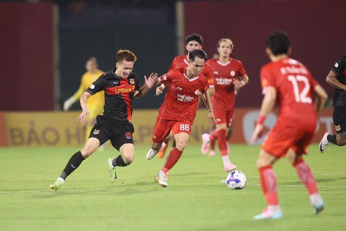 Hoàng Đức (trái) và Ninh Bình FC kéo dài được mạch trận bất bại một phần là do không thi đấu giải châu Á và Đông Nam Á dành cho các CLB.Ảnh: VPF