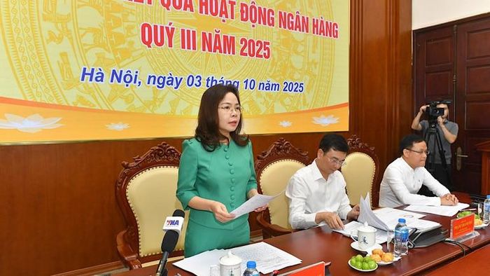  Vụ trưởng Vụ Tín dụng các ngành kinh tế Hà Thu Giang thông tin tại cuộc họp. 