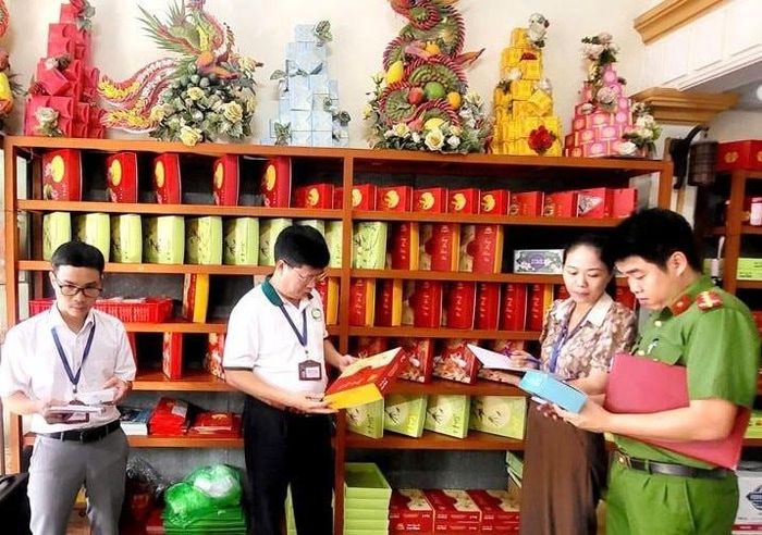  Đoàn kiểm tra số 1 kiểm tra công tác bảo đảm an toàn thực phẩm tại một cơ sở thuộc phường Hoa Lư. (Ảnh LÝ NHÂN) 
