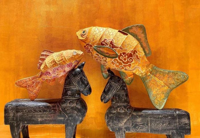 Từ khung mây và giấy dó, trải qua nhiều công đoạn tỉ mỉ, tinh tế, nghệ nhân Cúc Hương đã sáng tạo những mẫu đèn lồng mang sắc màu truyền thống. 