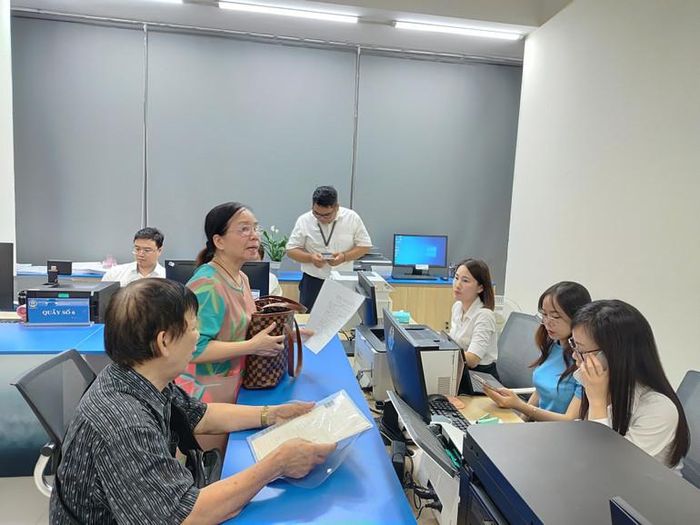  Cùng với chuyển đổi số, thành phố Hà Nội xác định phải thay đổi cách thức vận hành, xây dựng chính quyền phục vụ. (Ảnh VĂN HỌC) 