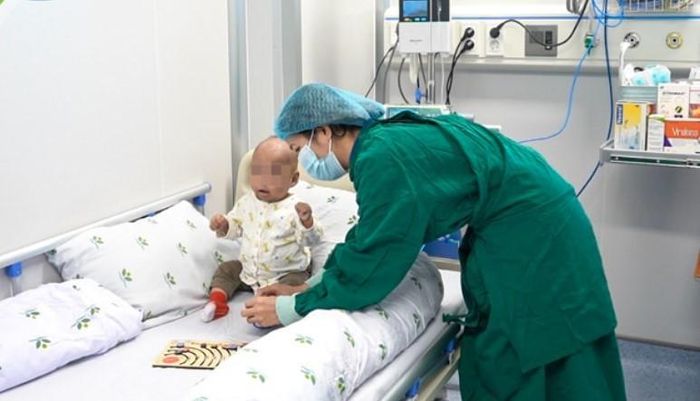  Bệnh nhi được chăm sóc và theo dõi sát sao trong quá trình hậu ghép - Ảnh BVCC 