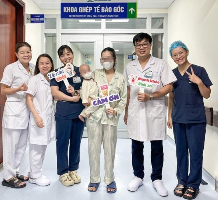  Ban lãnh đạo và các y bác sĩ Trung tâm Tế bào gốc tiễn bệnh nhi ra viện trong niềm hạnh phúc - Ảnh BVCC 