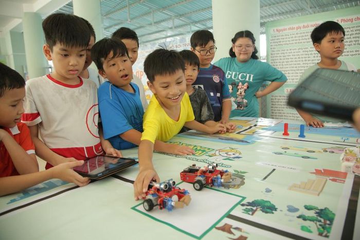  Học sinh Tiểu học TP Cần Thơ tham gia hoạt động STEM Robotics. 