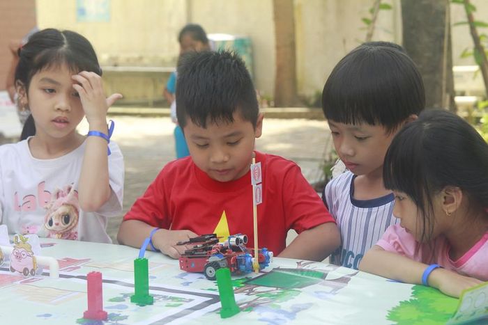  Học sinh Tiểu học TP Cần Thơ trải nghiệm trong hoạt động STEM Robotics. 