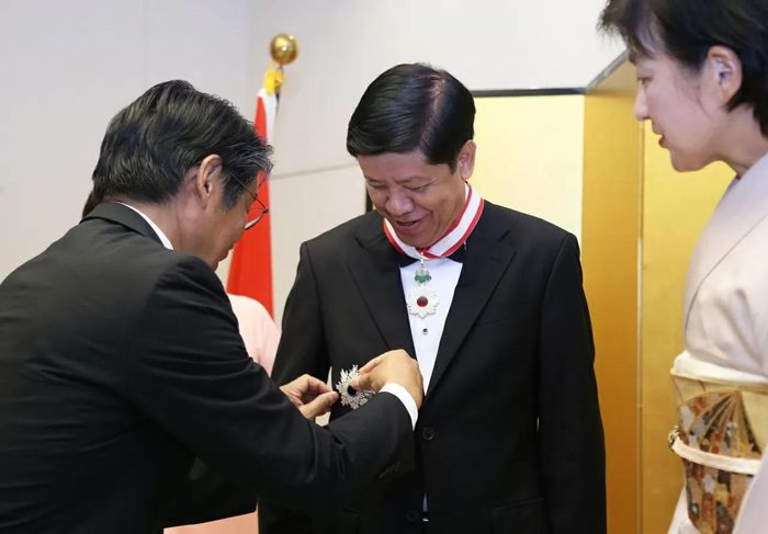 Thay mặt chính phủ Nhật Bản, Đại sứ Ito Naoki trao Huân chương Mặt trời mọc, có ngôi sao vàng và bạc, cho nguyên Thứ trưởng Ngoại giao, Đại sứ Nguyễn Quốc Cường. (Ảnh: Thành Long)