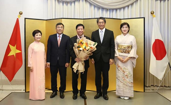 Ủy viên dự khuyết Trung ương Đảng, Thứ trưởng Thường trực Bộ Ngoại giao Nguyễn Minh Vũ tặng hoa chúc mừng Đại sứ Nguyễn Quốc Cường và Phu nhân. (Ảnh: Thành Long)