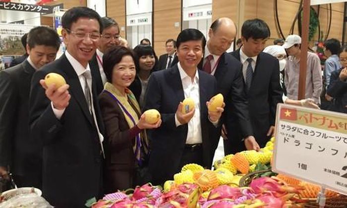 Đại sứ Nguyễn Quốc Cường (giữa) trong lần đi quảng bá xoài tại siêu thị Aeon Nhật Bản năm 2015. (Ảnh: NVCC)