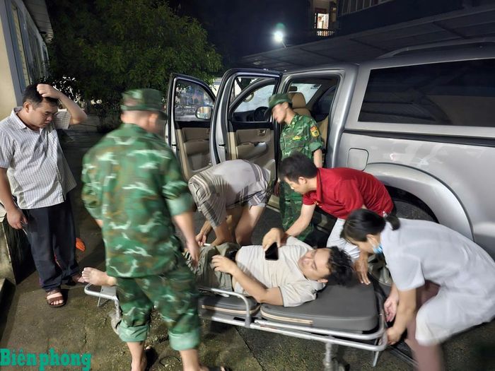 Nạn nhân nhanh chóng được chuyển đến Trung tâm Y tế Phục Hòa để tiếp tục điều trị. Ảnh: Dương Văn Giang