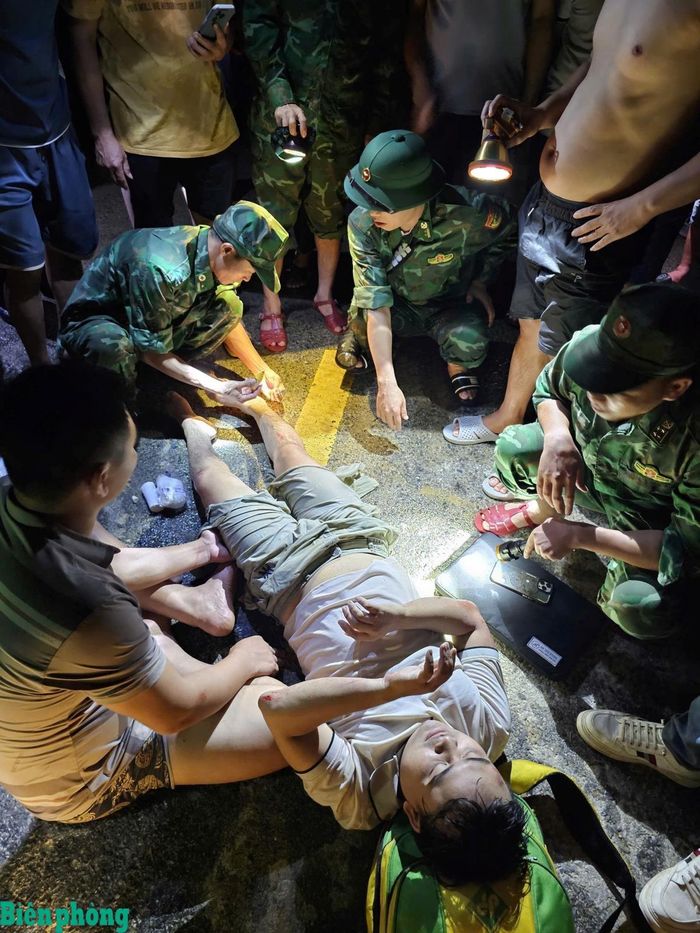 Đồn Biên phòng cửa khẩu quốc tế Tà Lùng đã kịp thời đưa nạn nhân lên vị trí an toàn, tiến hành sơ cứu ban đầu. Ảnh: Dương Văn Giang
