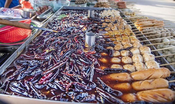  Món xúc xích và cá viên chiên dằm ớt được giới thiệu là có hương vị giống món ăn của Thái Lan. Ảnh: Văn Chương 