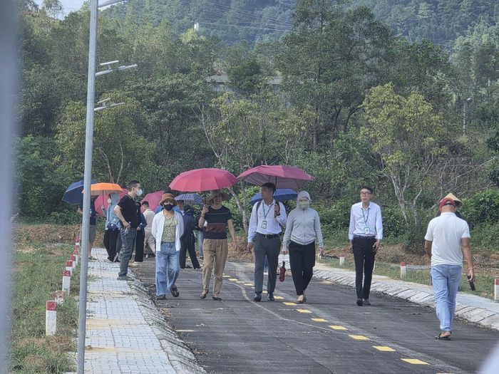  Rất đông người về xem đất khu "Dự án đất nền ven sông" ảo được rao bán rầm rộ. 