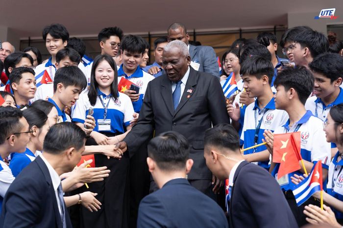  Chủ tịch Quốc hội Cuba Esteban Lazo Hernández chụp ảnh lưu niệm cùng sinh viên. Ông tin thế hệ trẻ sẽ học tập thật tốt, góp phần xây dựng Việt Nam ngày một vững mạnh hơn. 
