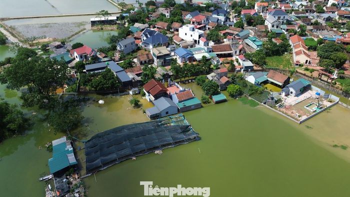  Ông Nguyễn Văn Tiến, thôn Nhân Lý (xã Xuân Mai) cho biết, Nhân Lý là "rốn lũ" của Hà Nội. Đây là lần thứ 2 trong năm nay khu vực thôn bị ảnh hưởng bởi mưa lũ. "Chúng tôi mong muốn thành phố sớm đầu tư tuyến đê hữu Bùi 2 để đảm bảo an toàn cho nhân dân", ông Tiến chia sẻ. 