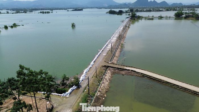  Đê hữu Bùi 2 thuộc các xã Xuân Mai, Trần Phú... những ngày qua luôn là "điểm nóng" khi nước sông vượt báo động 3 tràn vào khu dân cư. Chính quyền địa phương huy động nhân lực, vật lực khắc phục sự sự cố tràn đê. 