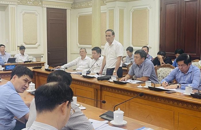 Phó Tổng giám đốc EVNNPT Bùi Văn Kiên nêu các kiến nghị tại buổi làm việc.